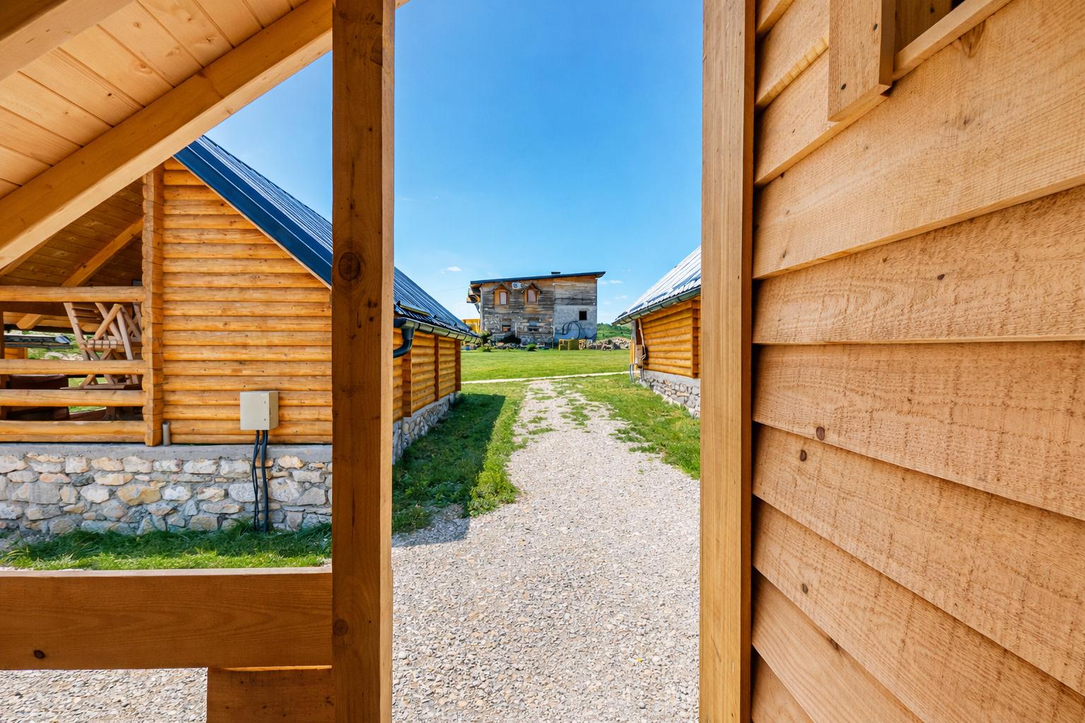 Pogled na unutrašnje dvorište između brvnara u Etno selu Vidikovac na Pešterskoj visoravni