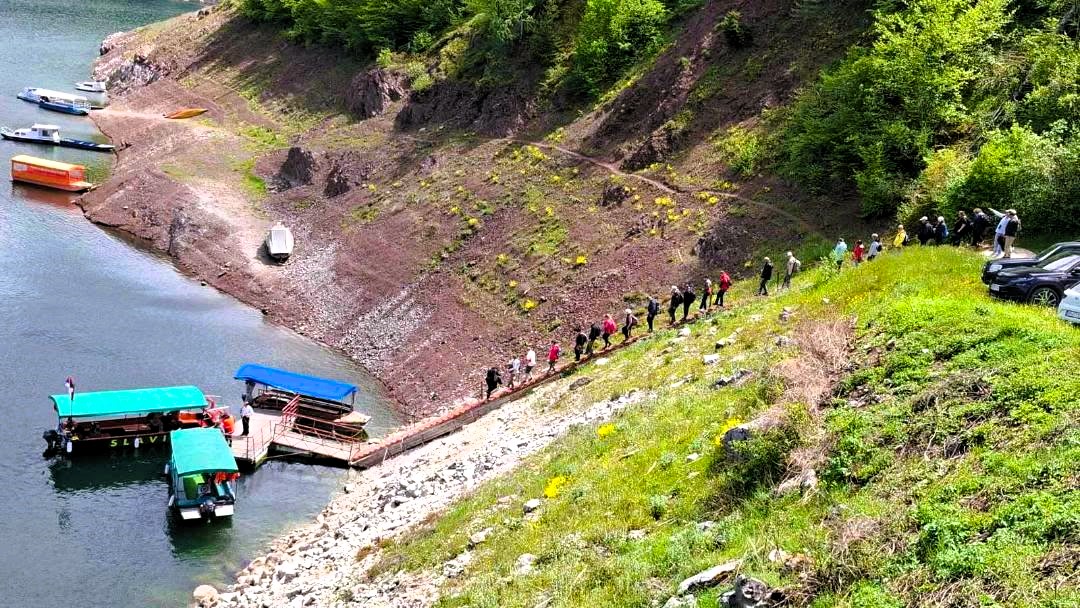 Vožnja čamcem sa brane Uvac – gosti silaze do pristaništa na Sjeničkom jezeru.