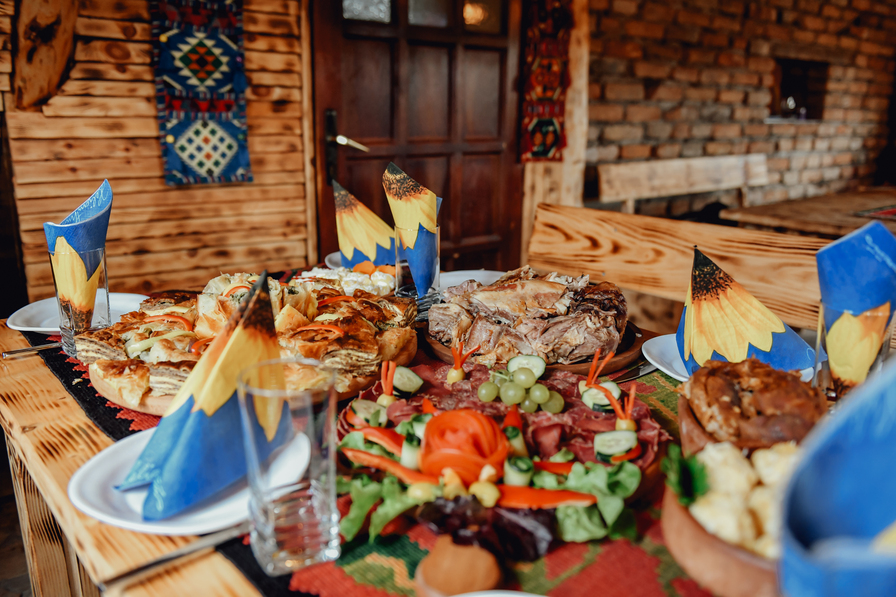 Etno restoran Vidikovac Uvac – bogata trpeza sa domaćim jelima, pečenjem, pitom i suhomesnatim proizvodima u tradicionalnom enterijeru