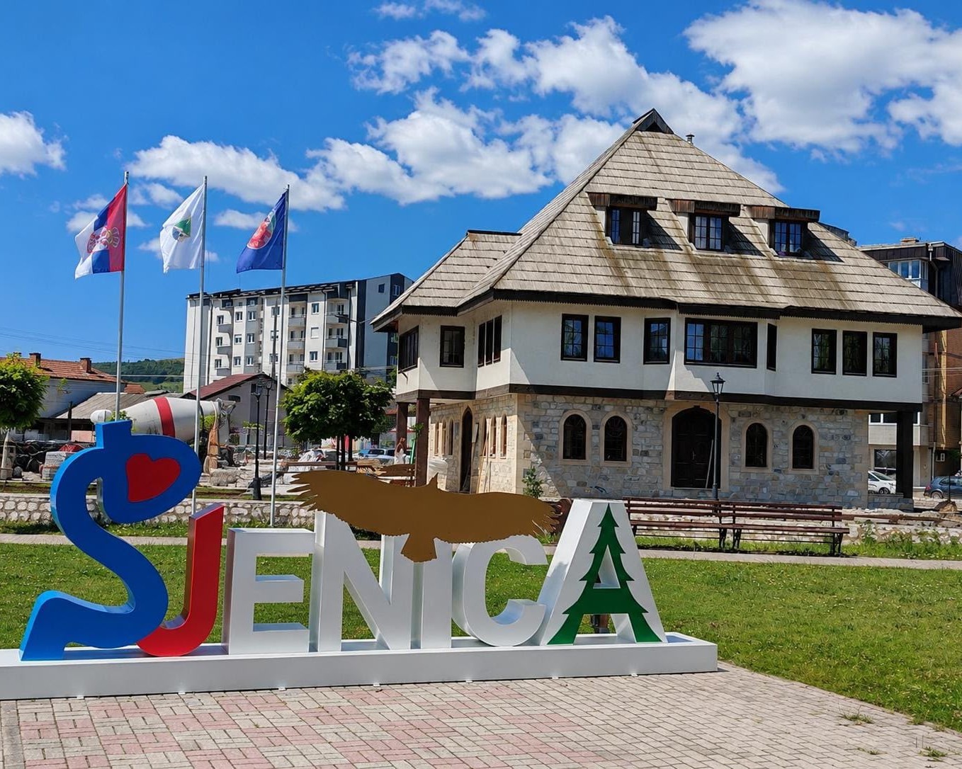 Sjenička kuća i znak Sjenica u Omladinskom parku u centru grada