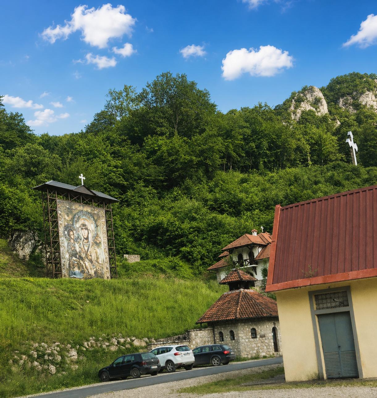 Manastir Kumanica kod graničnog prelaza Vrbnica, okružen šumom i stenovitim planinama