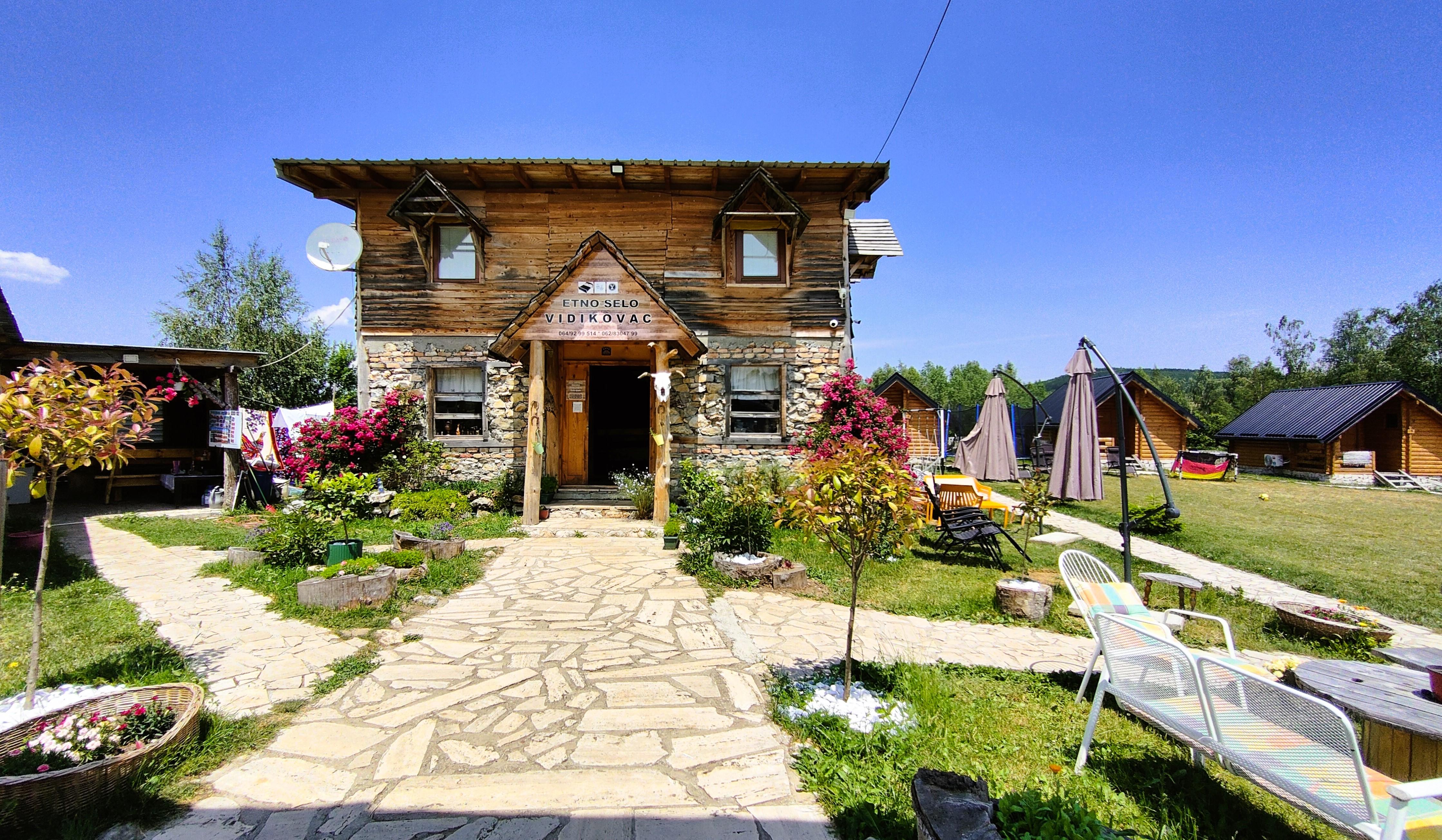 Etno selo Vidikovac sa restoranom, drvenim brvnarama i uređenim dvorištem u blizini Uvca, idealno za goste koji putuju kamperom.