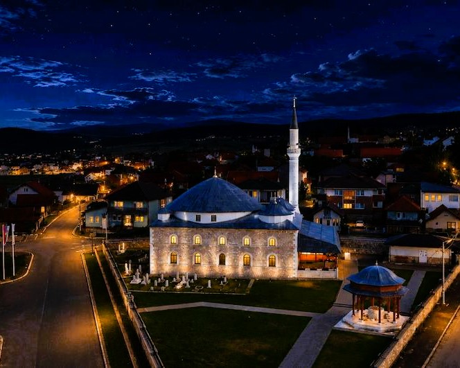 Pogled iz gradskog parka na džamiju Sultan Valide u centru Sjenice
