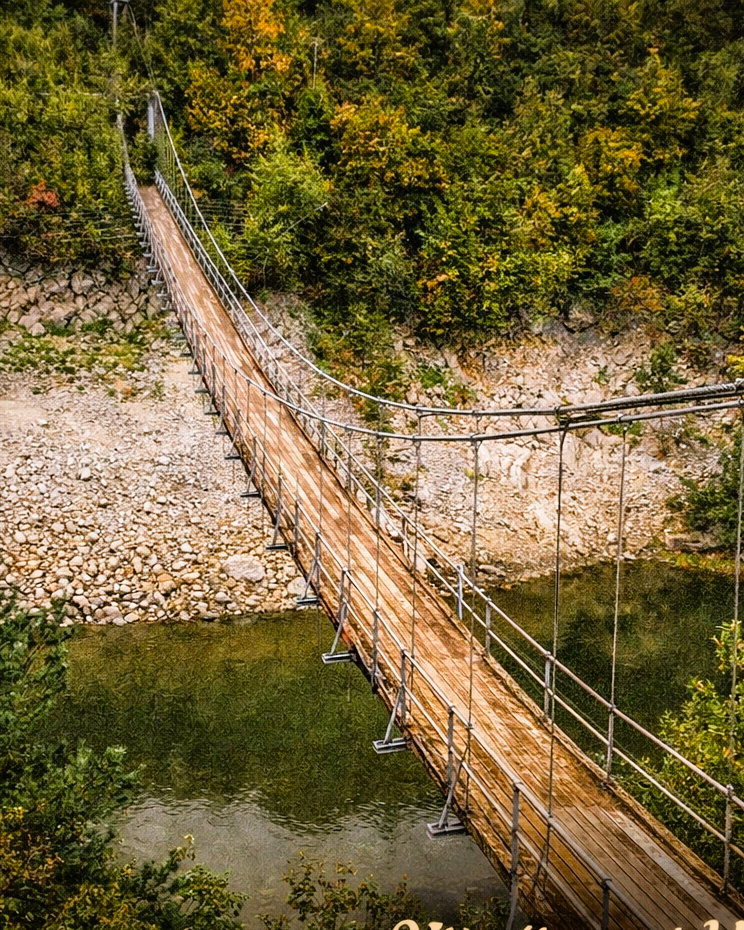 Drveni viseći most preko Sjeničkog jezera u blizini Etno sela Vidikovac