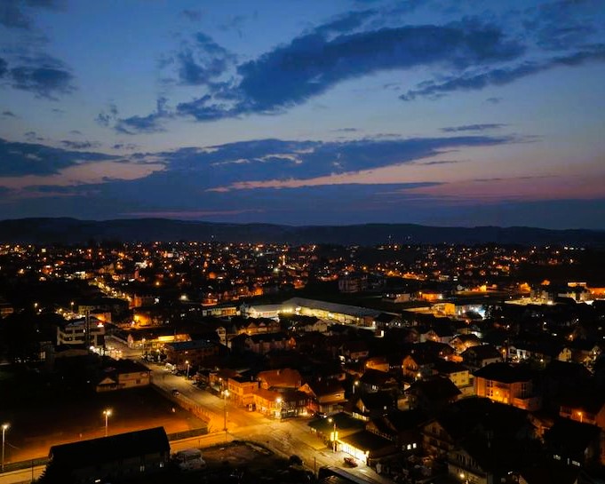 Panoramski pogled na osvetljenu Sjenicu u večernjim časovima
