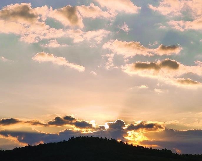 Zalazak sunca iznad planinskog pejzaža u okolini Etno sela Vidikovac