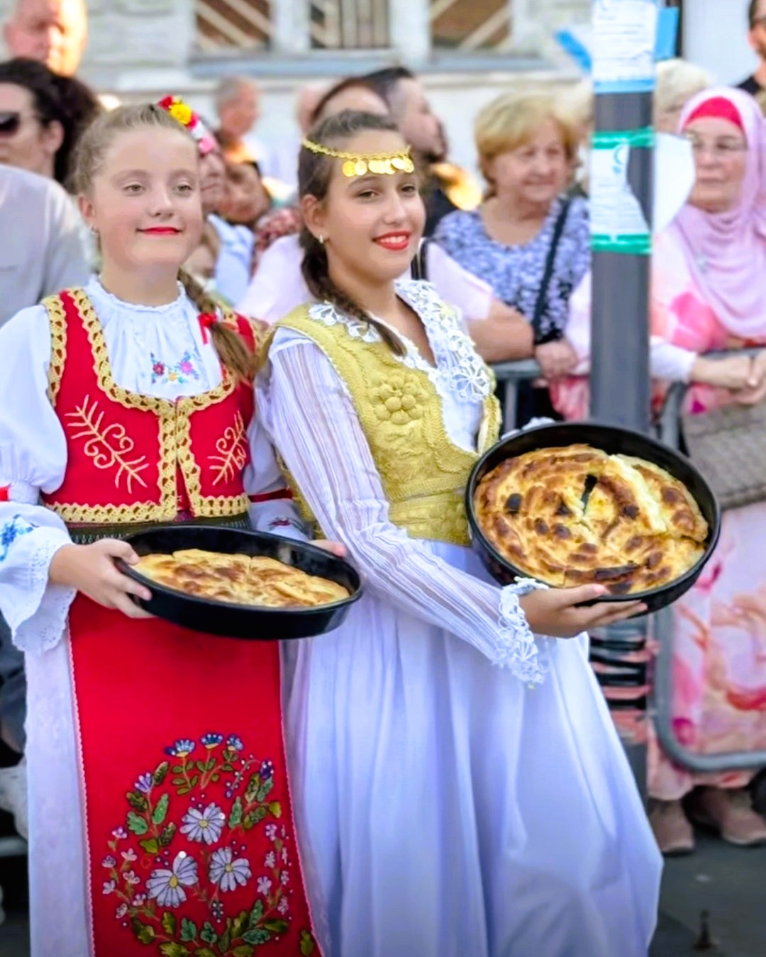 Devojčice u narodnoj nošnji među izloženim pitama na manifestaciji u Sjenici