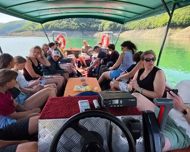 Gosti tokom organizovane vožnje čamcem kroz kanjon Uvca