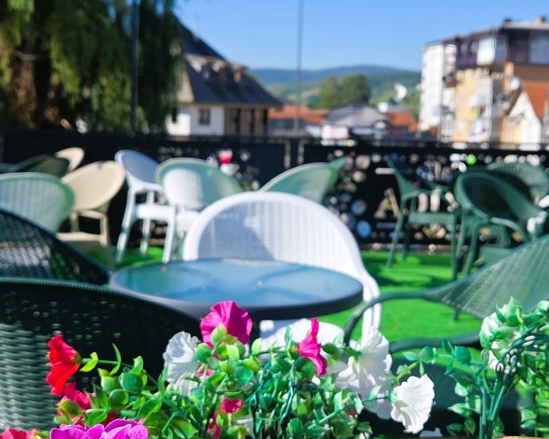 Terasa kafića sa cvećem u centru Sjenice