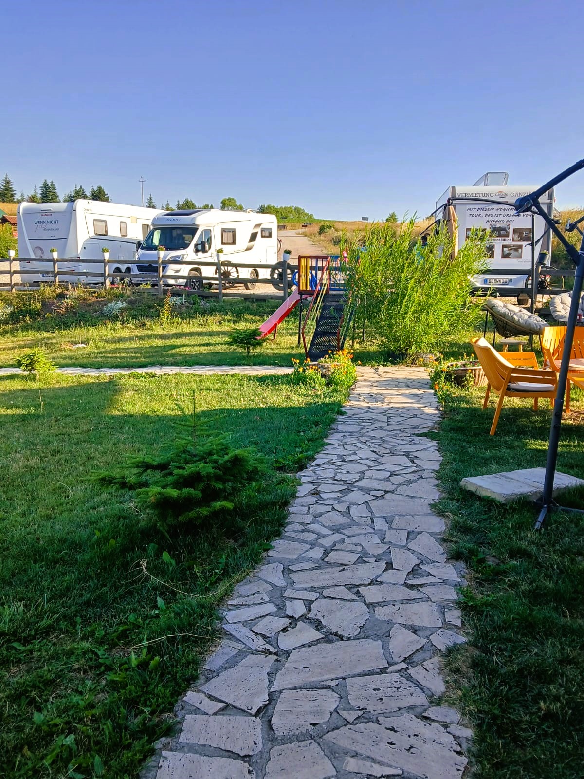 Parking za kampere u Etno selu Vidikovac kod Uvca sa uređenim dvorištem, dečjim igralištem i prostorom za motorhome vozila.