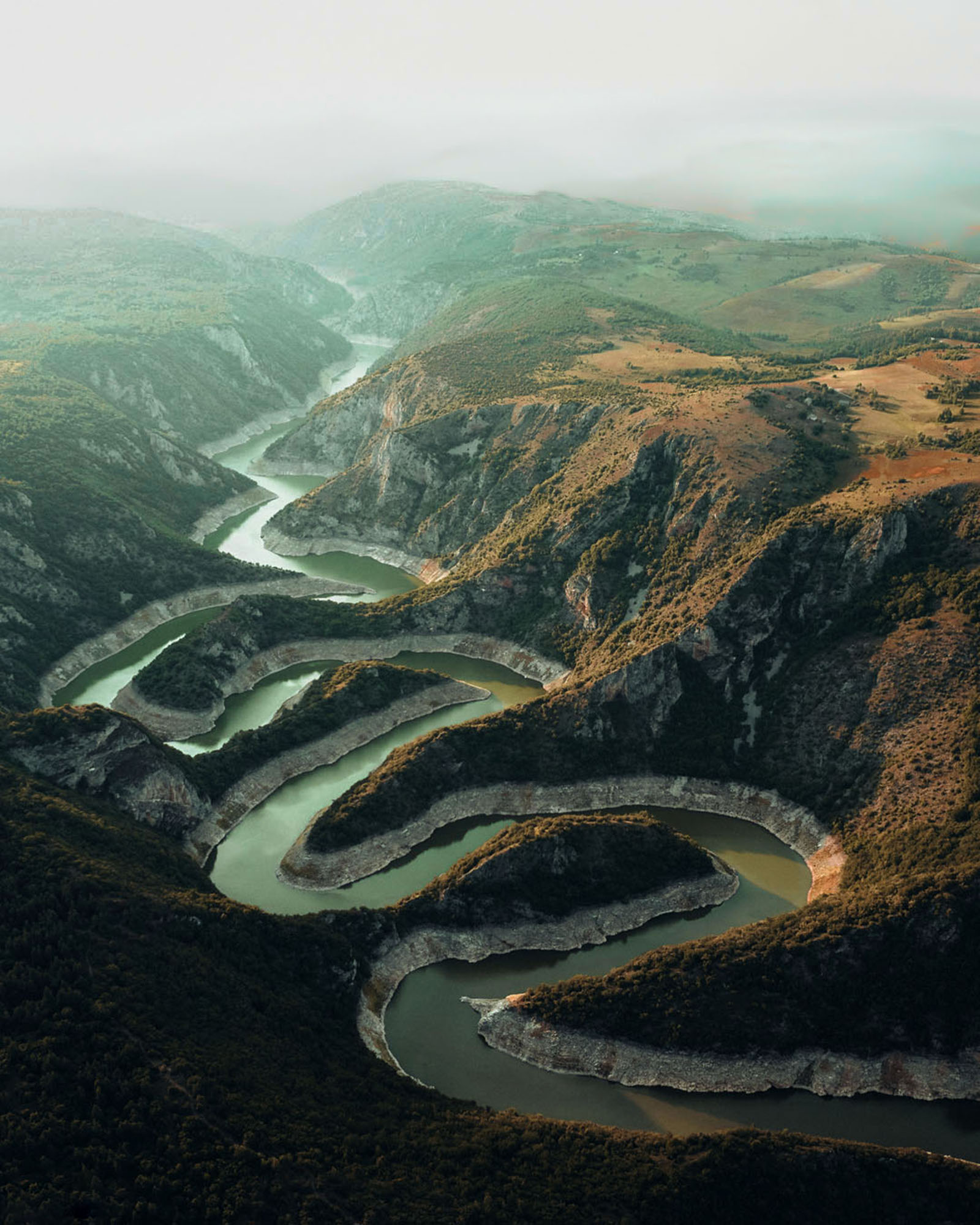 Pogled na meandre reke Uvac sa vidikovca Molitva u Specijalnom rezervatu prirode Uvac u Srbiji.