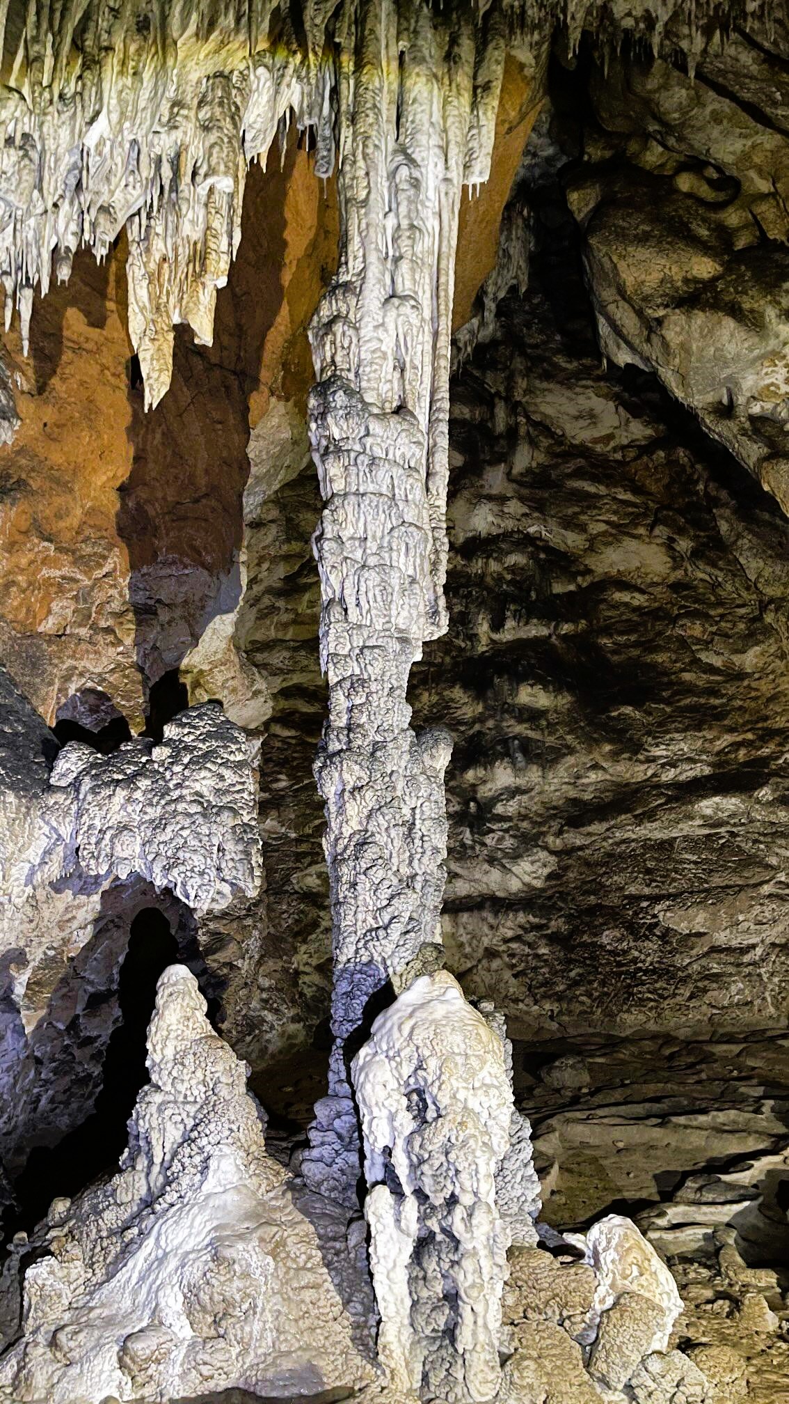 Unutrašnjost Ledene pećine na Uvcu sa impresivnim stalaktitima i stalagmitima.