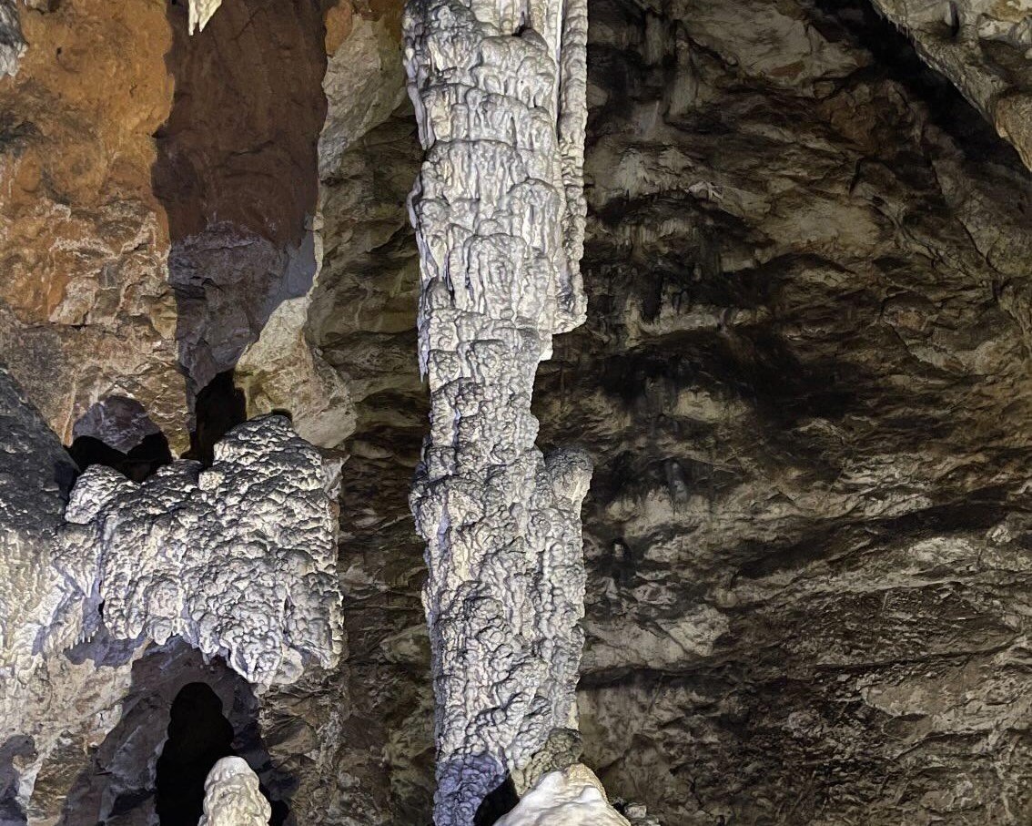 Stalaktiti, stalagmiti i kameni stubovi u unutrašnjosti Ledene pećine na Uvcu